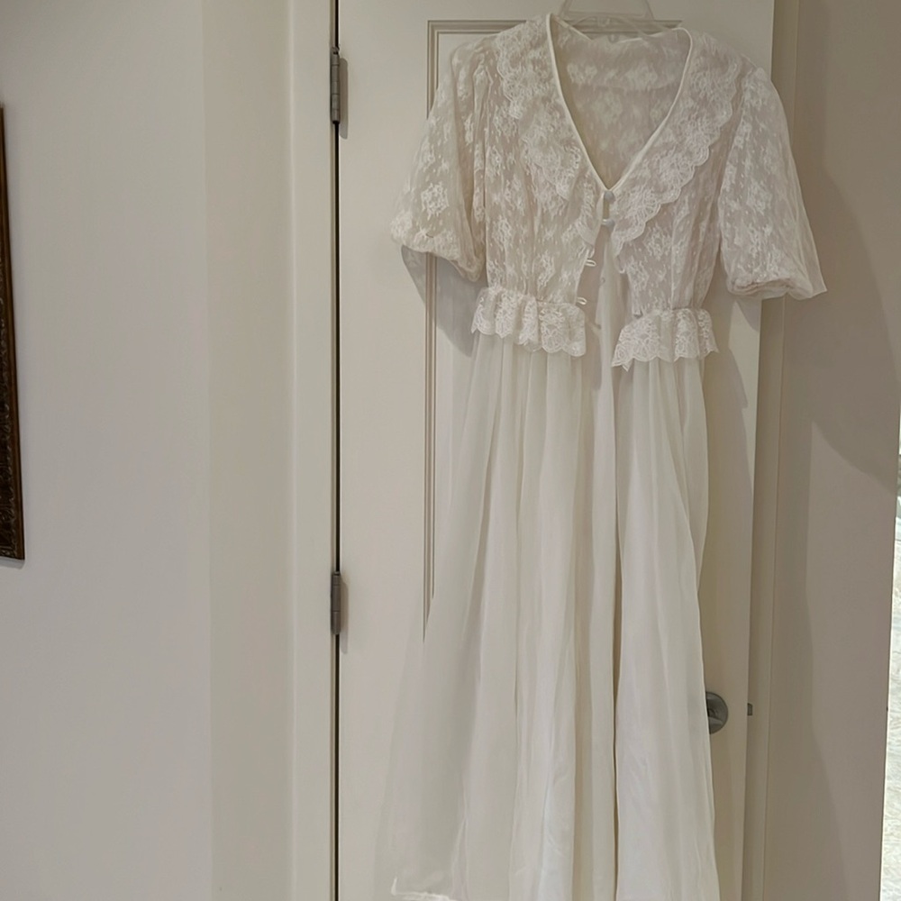 A bride’s night gown and dressing gown.In great condition